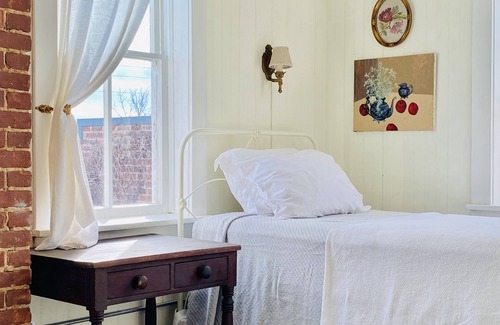 Spring Grove Apartment | Historic BLUE RIBBON upstairs apartment full breakfast included in BR cafe