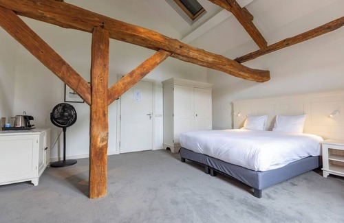 Baarlo House | Historic Charm with Modern Comfort and Nearby Shopping! Free Parking, Dining!