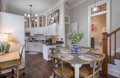 Eastside Apartment | Historic District 2/2 | Center of Town!