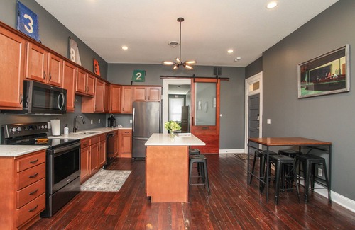 Lincoln Apartment | Historic Downtown Lincoln's Loft Derby Suite - Lincoln, IL