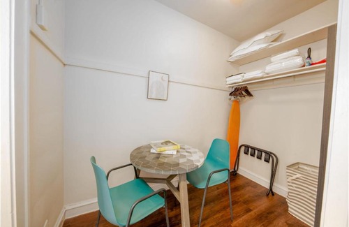 Hyde Park Apartment | Historic HP Studio with Fast Transit to UChicago & DT by Zen Rentals