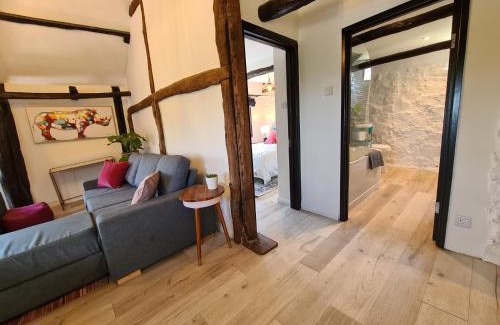 Heligan House | Historic Property with Stunning Views (Walk to the pub)