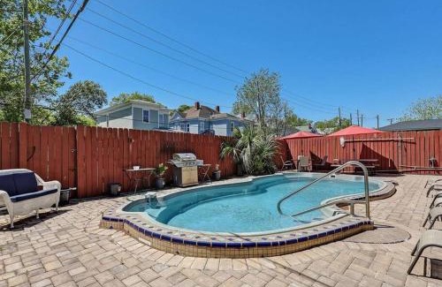Beach Institute Apartment | Historic Savannah Gold Private Condo with Pool - 2bed, 1&half bath, Sleeps 6, 1st Floor, 15 Min Walk To Historic Savannah Center And All Attractions