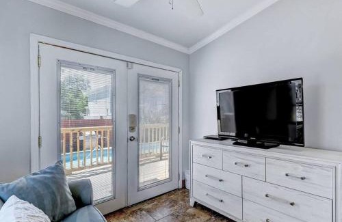 Beach Institute Apartment | Historic Savannah Gold Private Condo with Pool - 2bed, 1&half bath, Sleeps 6, 1st Floor, 15 Min Walk To Historic Savannah Center And All Attractions
