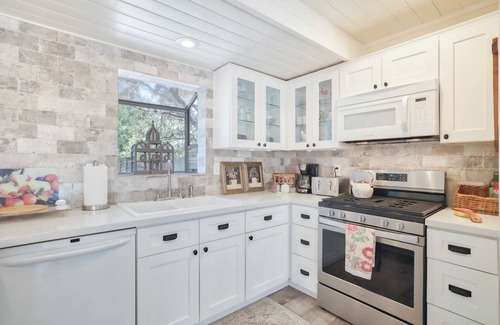 Prescott Cottage | Historic secluded cottage…6 blocks from the town square with gazebo relaxation.