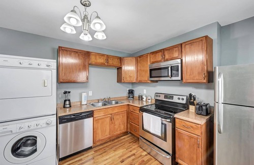 Southwest Garden House | Historic STL unit with 4 queen beds