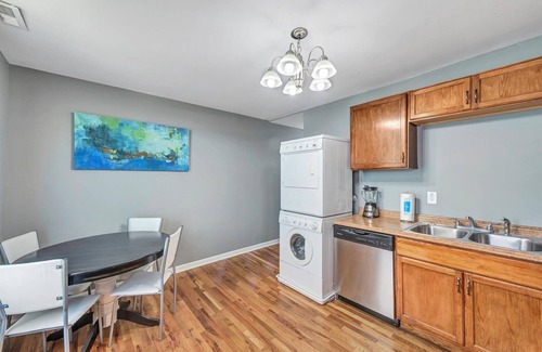 Southwest Garden House | Historic STL unit with 4 queen beds