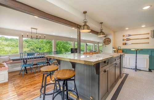 Beaver Cabin | Historical LAKEFRONT Luxury 7 Bedroom - Eureka!