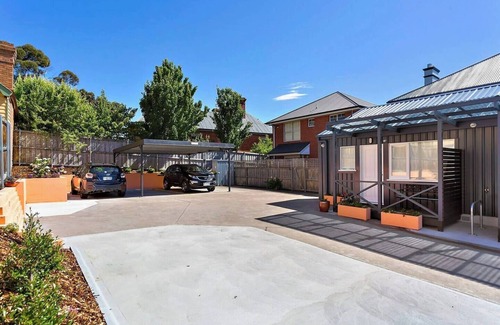 North Hobart Apartment | Hobart Character Scenic Views in Bustling Locale