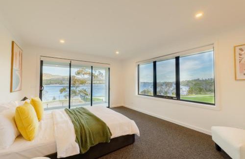 Austins Ferry House | Hobart Luxury Waterfront Retreat 4BR Award-Winning Stay
