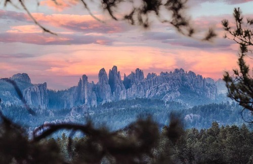 Custer House | Hobbit Hole Cathedral Spires View BHBungalows #3