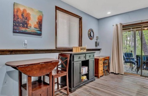 Huddleston House | Hokie Hideaway - SML