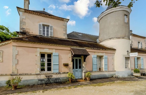 La Boissiere-d’Ans House | Holiday Home 'La Barge' with Shared Pool, Private Terrace and Wi-Fi