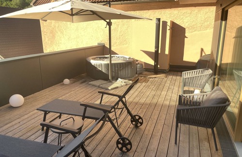 Gmuend in Kaernten Apartment | Holiday Apartment "Gasthof Alte Post - Top 7 Admiral" with Mountain View & Wi-Fi