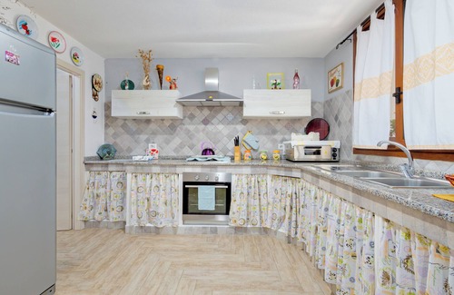 Iscra e Voes Apartment | Holiday Apartment "Caterina" with Shared Terrace & Wi-Fi