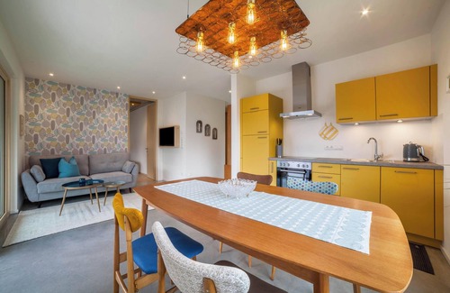 Cermes Apartment | Holiday Apartment "Das Eckige" with Mountain View, Wi-Fi, Garden & Terrace
