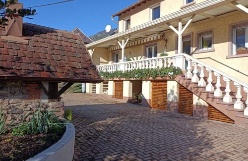 Steige Apartment | Holiday Apartment "Gite Béthanie" with Mountain View, Private Wooden Terrace & Wi-Fi