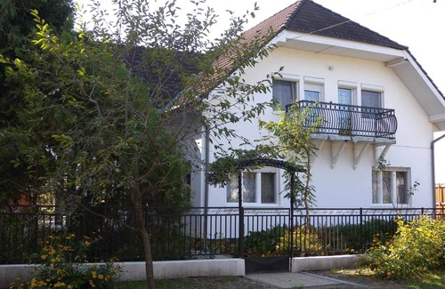 Fonyod Apartment | Holiday apartment with table tennis and pool