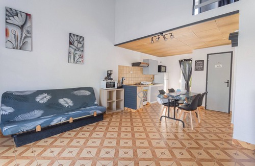 Roquefort-des-Corbieres House | Holiday Home 'La Capelle 4 Personnes 878' with Shared Pool, Wi-Fi and Air Conditioning