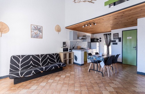 Roquefort-des-Corbieres House | Holiday Home 'La Capelle 4 Personnes 349' with Shared Pool, Wi-Fi and Air Conditioning