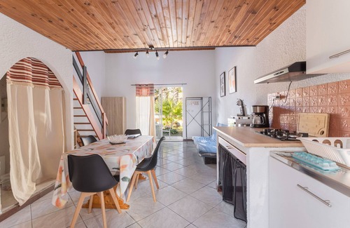 Roquefort-des-Corbieres House | Holiday Home 'La Capelle 4 Persons 880' with Shared Pool, Wi-Fi and Air Conditioning