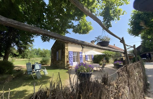 Le Buisson-de-Cadouin House | Holiday Home 'La Forge' with Shared Pool, Private Terrace and Wi-Fi