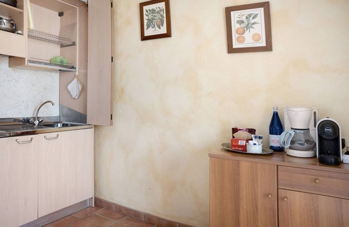 Neive Apartment | Holiday Home 'Appartamento in Vigna Gallina' with Private Terrace and Wi-Fi