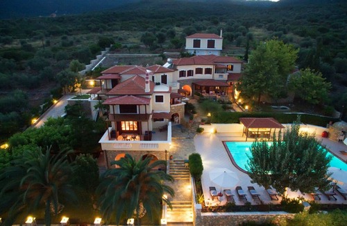 Nimfea House | Holiday Home 'Beach Villa Alonissos For 2 People' with Shared Pool, Wi-Fi and Air Conditioning