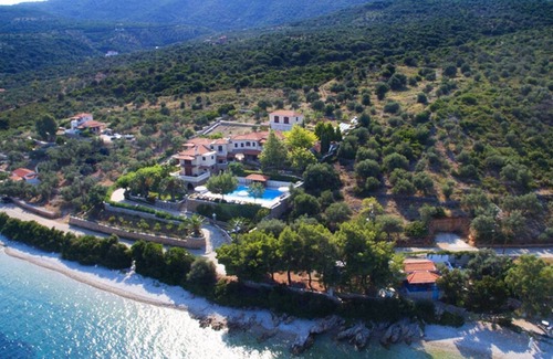 Nimfea House | Holiday Home 'Beach Villa Alonissos For 2 People' with Shared Pool, Wi-Fi and Air Conditioning