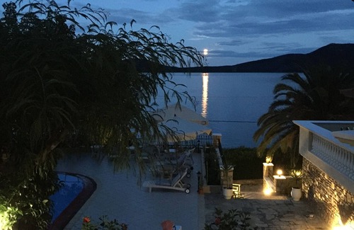 Nimfea House | Holiday Home 'Beach Villa Alonissos For 2 People' with Shared Pool, Wi-Fi and Air Conditioning