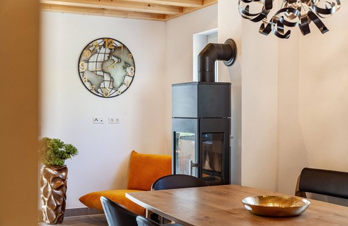 Kotschach-Mauthen House | Holiday home 'Bubbelen Aan De Piste' with mountain view, terrace, jacuzzi and WiFi