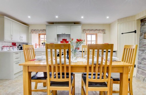 Trecastle House | Holiday Home Bwthyn yr Onwydden by Interhome