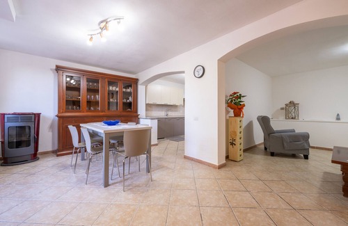 Villa San Pietro House | Holiday Home 'Casa Francesca' with Mountain View, Wi-Fi and Air Conditioning