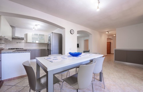 Villa San Pietro House | Holiday Home 'Casa Francesca' with Mountain View, Wi-Fi and Air Conditioning