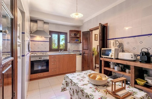 Felanitx House | Holiday Home 'Can Tries' with Mountain View, Private Pool and Wi-Fi