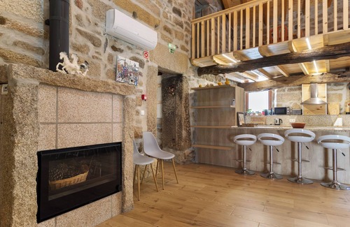 Valpacos House | Holiday Home 'Casa Da Marquinhas' with Mountain View, Pool, Wi-Fi and Air Conditioning