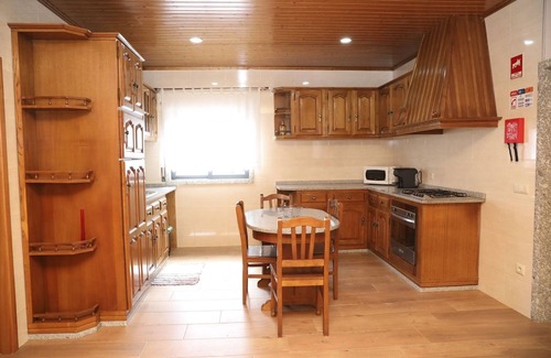 Agilde House | Holiday Home 'Casa Do Lagar' with Mountain View, Wi-Fi and Air Conditioning