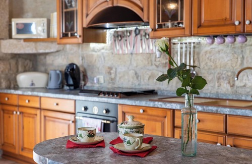 Campanella-Gianforma House | Holiday Home 'Casa Il Carrubbo' with Garden, Terrace & Wi-Fi