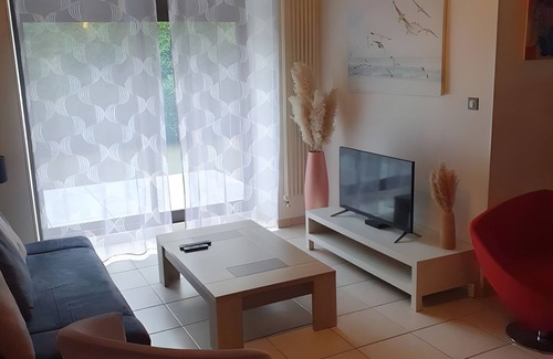 Chateaugiron House | Holiday Home 'Cours Péan' with Private Terrace, Private Garden and Wi-Fi