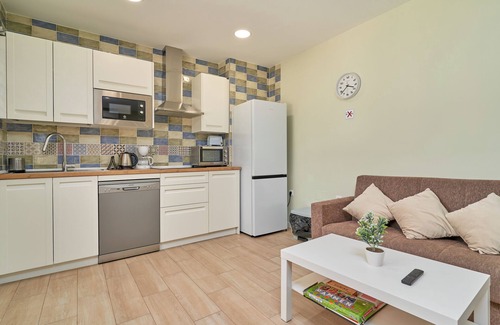 Totalan House | Holiday Home Era del Puerto 3 with Mountain View, Shared Pool & Wi-Fi