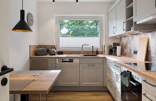Wischhafen House | Holiday Home 'Ferienhaus Anna Elbe' with Private Terrace, Private Garden and Wi-Fi