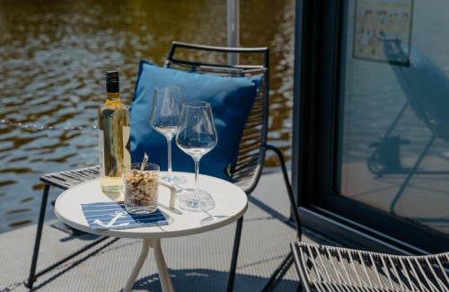 Merzig House | Holiday Home Floating Home-Hausboot in Merzig liegend by Interhome