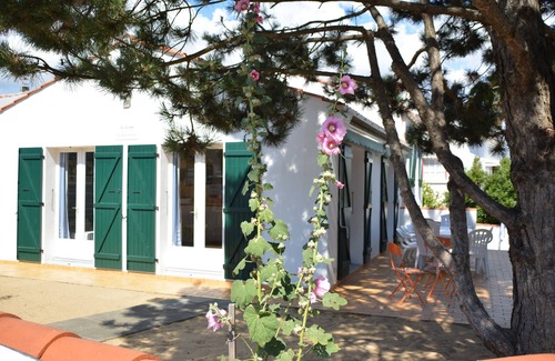 La Tranche-sur-Mer House | Holiday Home 'Les Floralies' with Private Terrace, Private Garden and Wi-Fi