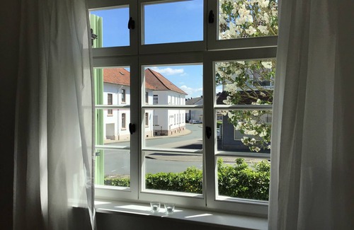 Hofgeismar House | Holiday Home 'Haus Vor Dem Schöneberger Tor' with Private Terrace, Private Garden and Wi-Fi