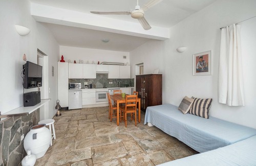 Serifos House | Holiday Home 'House Avlomonas' with Private Terrace, Wi-Fi and Air Conditioning