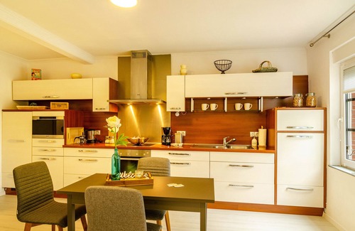 Hamswehrum House | Holiday Home "Huus Ant Dörpsdiek" with Private Terrace, Shared Garden and Wi-Fi