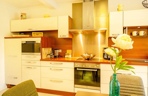Hamswehrum House | Holiday Home "Huus Ant Dörpsdiek" with Private Terrace, Shared Garden and Wi-Fi