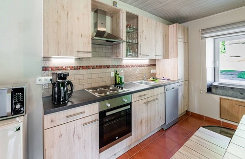 Nadrin House | Holiday Home in Houffaliz with Garden