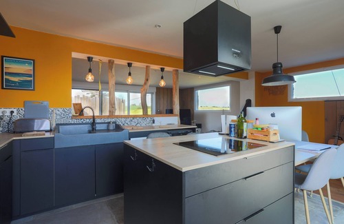 Langueux House | Holiday Home 'Maison De Charme Vue Mer Et Jacuzzy' with Private Garden and Wi-Fi