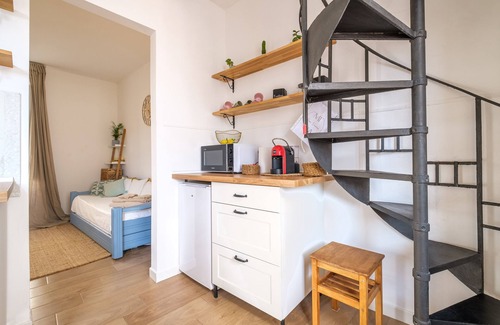 Spadafora House | Holiday Home 'Mira' accomodation with a terrace.